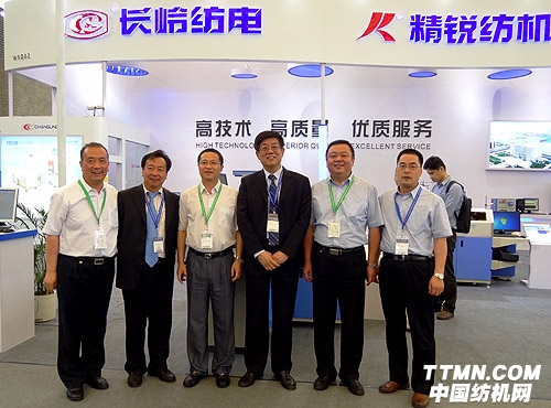 中國(guó)紡織器材工業(yè)協(xié)會(huì)會(huì)長(zhǎng)王樹田一行蒞臨公司展位.jpg