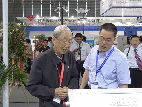 中國(guó)工程院院士姚穆蒞臨公司展位指導(dǎo)工作.JPG
